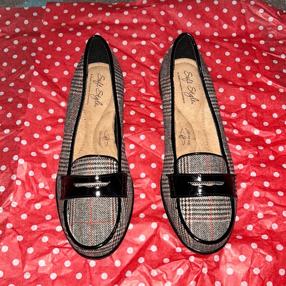 Soft style by hush puppies size 5 1/2 plaid grey and black shoes